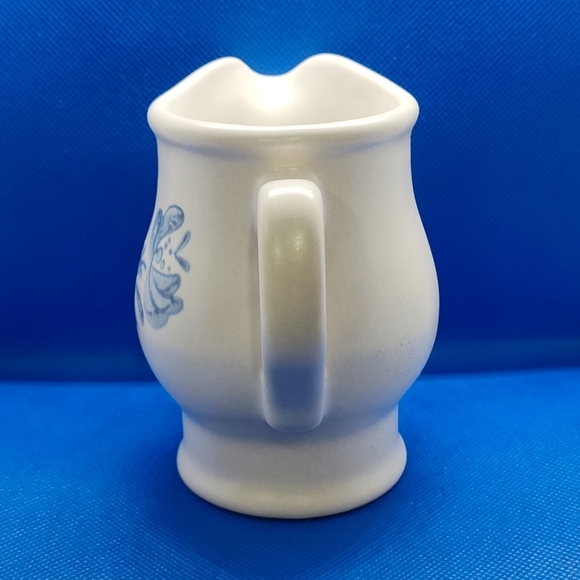 Vtg 4.5" Pfaltzgraff Yorktowne Blue Flower Stoneware Creamer Pitcher, Marked 24 - Picture 6 of 6